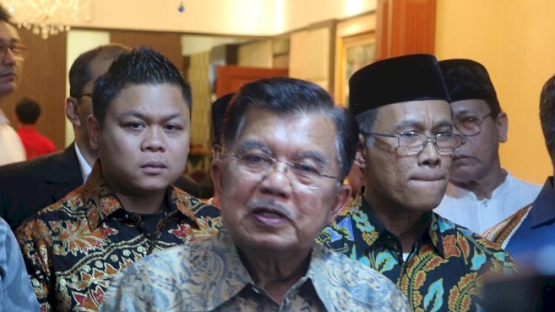 Yasir Machmud mendampingi Wapres Jusuf Kalla melayani wawancara wartawan di Jalan Haji Baru, baru-baru ini.