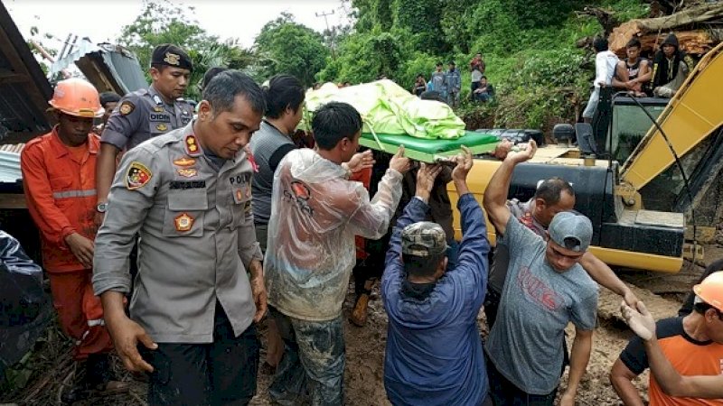 Aparat dan warga, bahu-membahu mengevakuasi korban tanah longsor di Gowa.