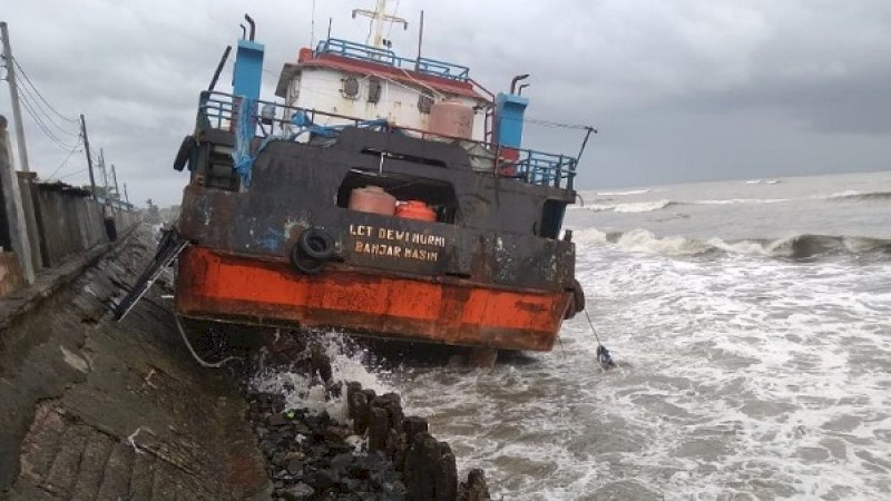 KM Lct Murni yang terdampar di Galesong.