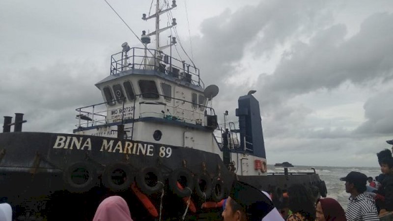 Kapal Bina Marine 89 yang terdampar di Kampung Beru, Desa Pa'lalakang, Kecamatan Galesong, Takalar.