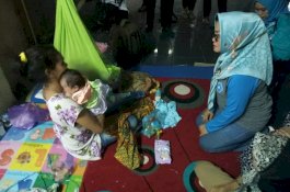 Bertemu Ketua PKK Sulsel, Ibu Korban Banjir Minta Bayinya Diberi Nama