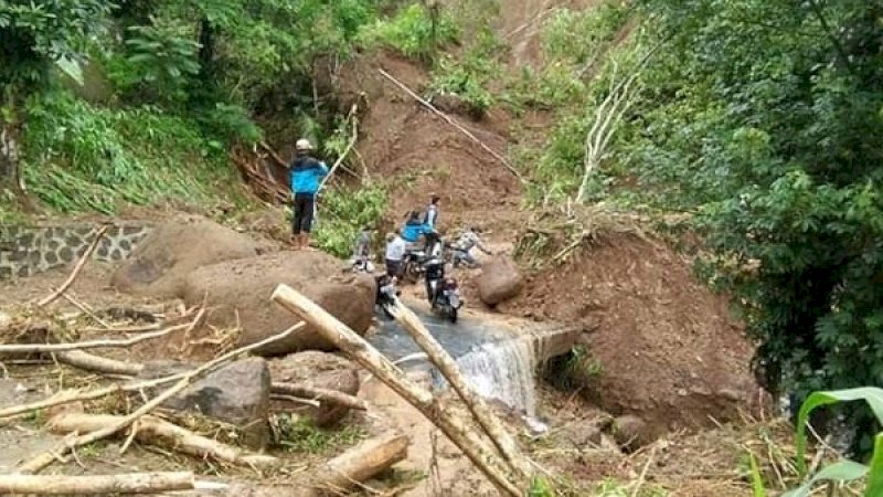 Salah satu jembatan yang tertimpa material longsor di Gowa. Akibatnya, suplai bantuan terhambat.