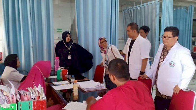 Direktur RSU Wisata UIT, dr Marhaen Hardjo bersama tim dokter, siap melayani pasien korban banjir di Sulsel dengan biaya gratis.