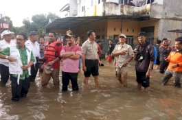 Bagi Bantuan, Wagub Sulsel Ikut Basah-basahan di Tamalanrea