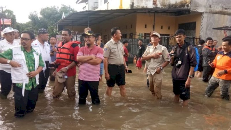 Bagi Bantuan, Wagub Sulsel Ikut Basah-basahan di Tamalanrea