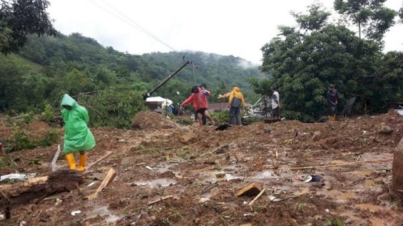 Proses pencaraian korban di Kecamatan Manuju, Gowa, yang terkena longsor.