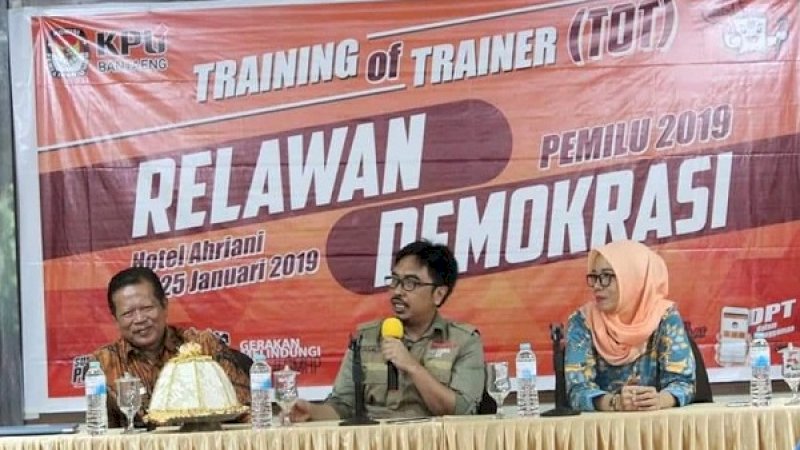 Ketua KPU Bantaeng, Hamzar (tengah), pada pembekalan Relawan Demokrasi Bantaeng, Kamis (24/1/2019).