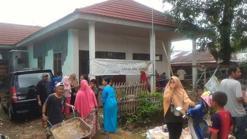 Warga menulis spanduk menolak tinggal di Kampung Cina, akibat kecewa dengan sikap Yusuf Damang, Wakil Ketua DPRD Maros yang mengusir mereka.