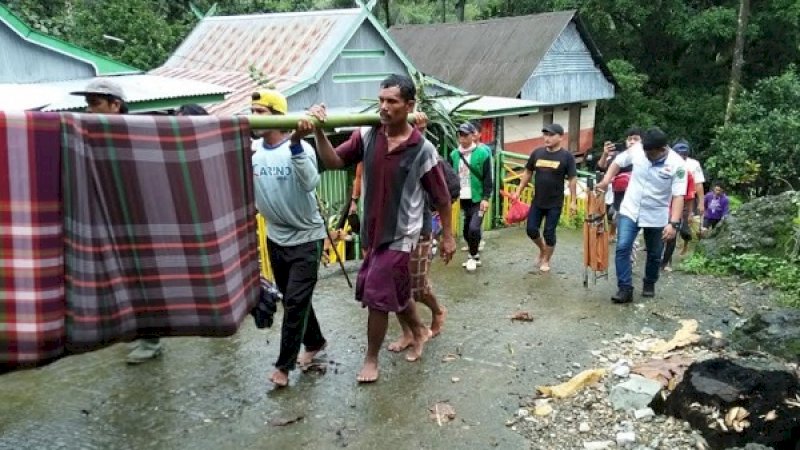 Warga menggotong jenazah I Bani, yang tewas terseret arus sungai di Barru.