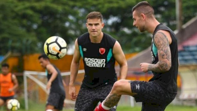 Eero Markkanen saat latihan bersama pemain PSM Makassar. Ist