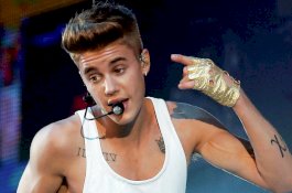 Semangati Chris Brown, Justin Bieber Disembur Badai Kritikan