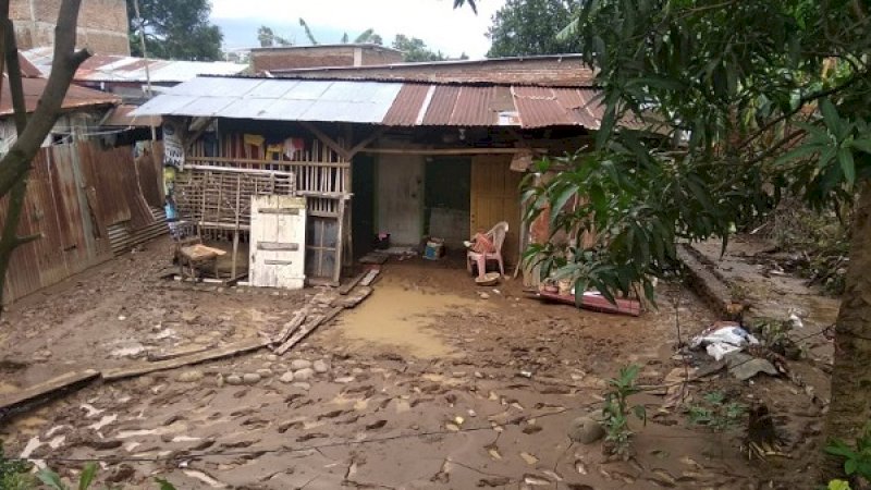 Rumah Dg Tayang penuh lumpur. (Foto: Ahmad Amiruddin/Rakyatku.com)