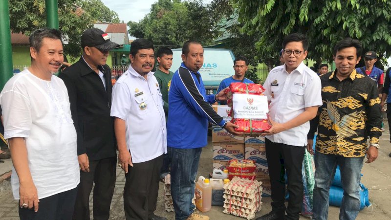 Wabup Bulukumba Bagikan Bantuan ke Pengungsi di Kalumeme