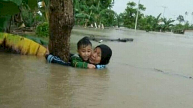 Nenek Nur Janna Djali mengendong cucunya. Ist