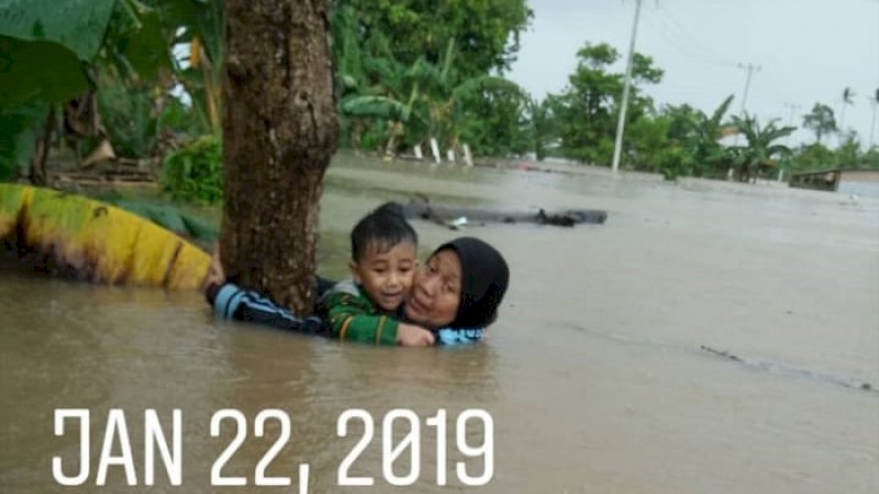 Foto Ibu Gendong Cucu Saat Banjir, Ananda: Semata-mata untuk Minta Pertolongan