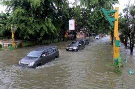 Mobil Terjebak Banjir, Atasi dengan Cara Ini
