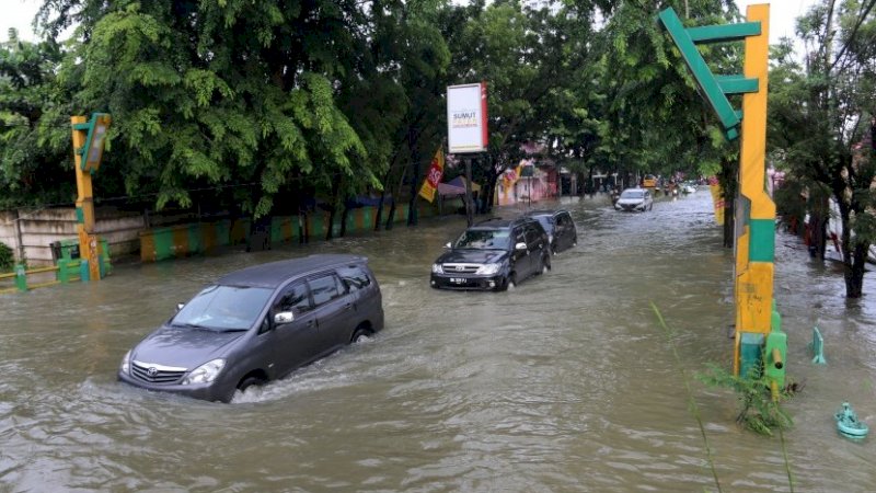 Mobil Terjebak Banjir, Atasi dengan Cara Ini