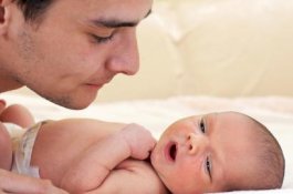 Ayah, Jangan Gendong Anak Setelah Merokok!