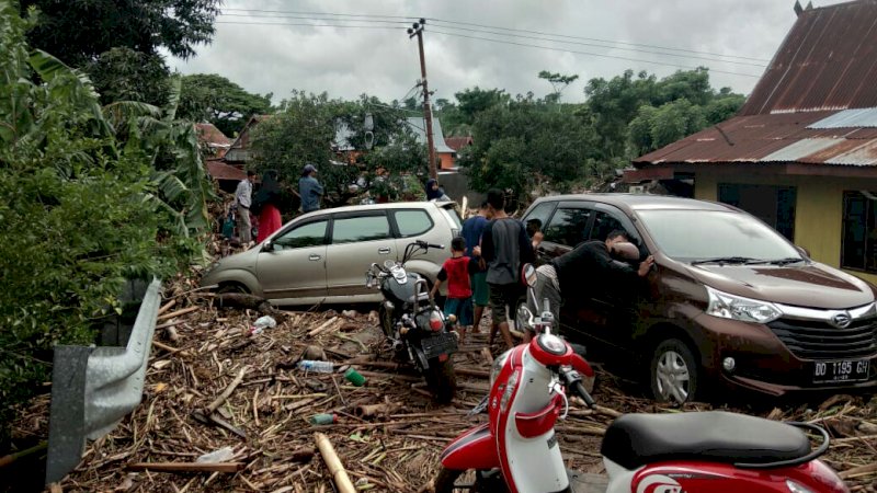 Sampah-sampah sisa banjir di Jeneponto.