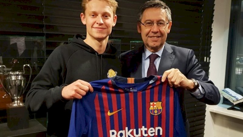 Frenkie De Jong bersama Presiden Barcelona Josep Maria Bartomeu. (Foto: Twitter Barcelona)