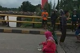 Emak-emak Gelar Ritual di Jembatan Kembar Gowa, Apa Maksudnya?