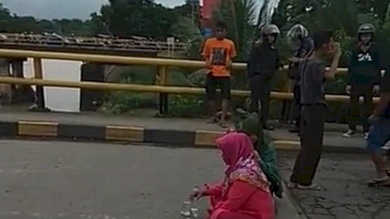 Potongan video emak-emak menggelar ritual di jembatan kembar Gowa.