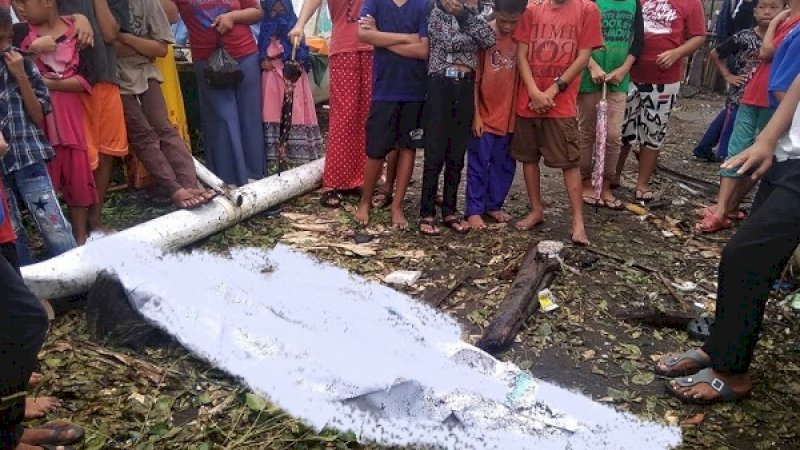 Sesosok mayat yang sudah membengkak, ditemukan di Pantai Galesong, Jumat (25/1/2019).