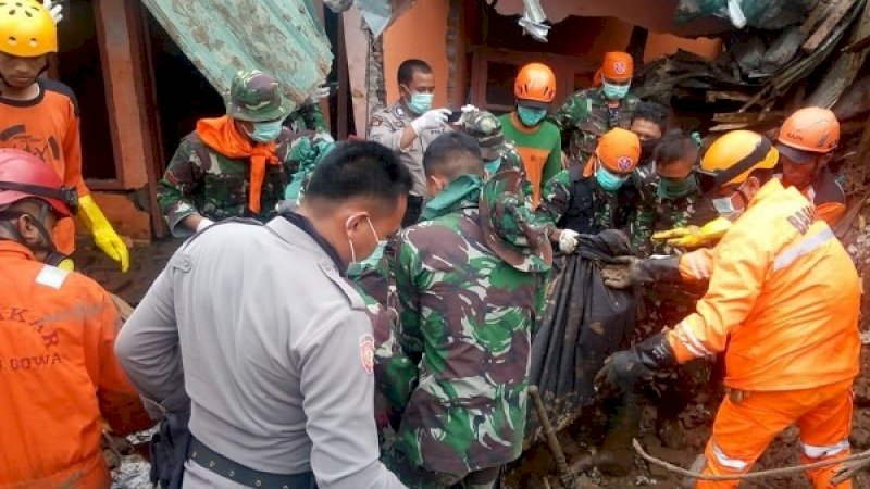 Proses evakuasi terjadap korban longsor di daerah dataran tinggi Gowa.