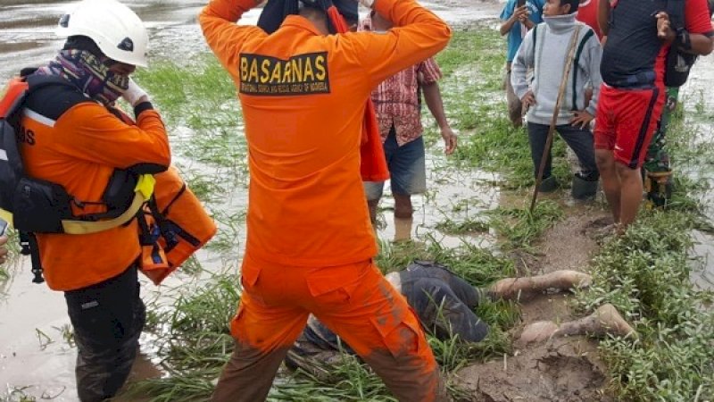 Mayat korban banjir sebelum dievakuasi tim Basarnas di Jeneponto.