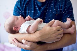 Ini Bahaya Gendong Anak Setelah Anda Merokok