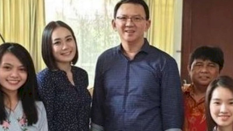 Puput Nastiti Devi (kedua dari kiri), berfoto bersama Ahok dan keluarganya.