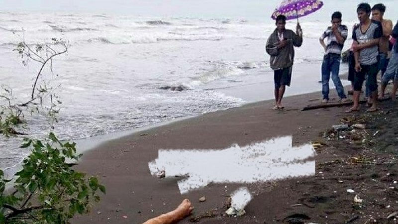 Mayat (dikaburkan) saat ditemukan warga di Pantai Galesong Utara, Takalar.