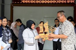 Warga Binaan Lapas Pamer Kerajinan Tangan ke Indira Jusuf Ismail