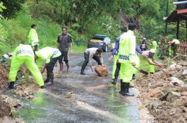 Kapolres Gowa Turun Tangan Buka Akses Jalan yang Tertimbun Longsor