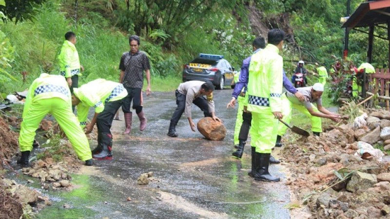 Kapolres Gowa Turun Tangan Buka Akses Jalan yang Tertimbun Longsor