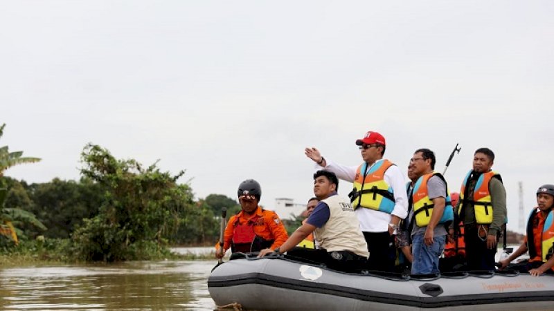 Danny Pomanto usai menyisir aliran sungai dengan menumpangi perahu karet di perbatasan Makassar-Maros, Kelurahan Manggala, Kecamatan Manggala. Jumat, (25/1/2018).