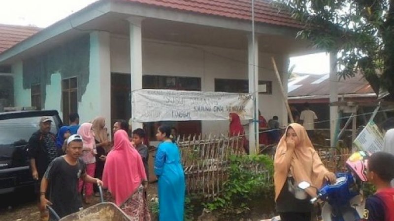 Spanduk kecaman yang dipasang warga di rujab.