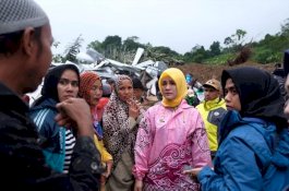 Air Mata Istri Bupati Gowa Jatuh Lihat Jenazah Suami Istri Berpelukan