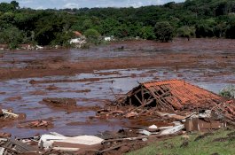 Bendungan Vale Runtuh: 200 Orang Hilang, Rumah dan Mobil Ditelan Lumpur
