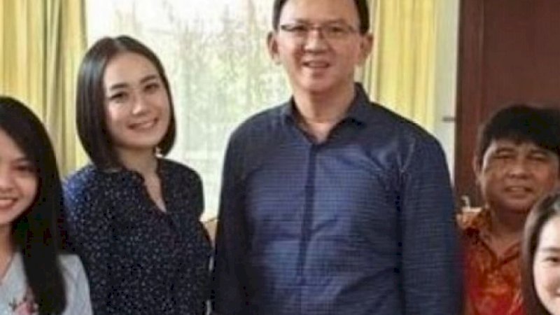 Puput Nastiti Devi (kedua dari kiri), berfoto bersama Ahok dan keluarganya.