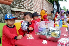 Antusias Anak TK di Parepare Bantu Korban Banjir Sulsel