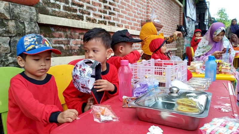 Antusias Anak TK di Parepare Bantu Korban Banjir Sulsel