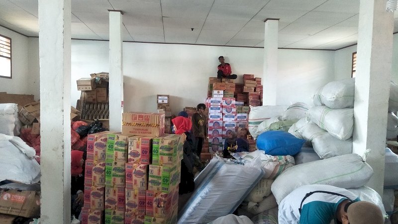 Gudang logistik Pemilu dijadikan sebagai gudang penyimpanan bantuan korban banjir bandang di Jeneponto. 