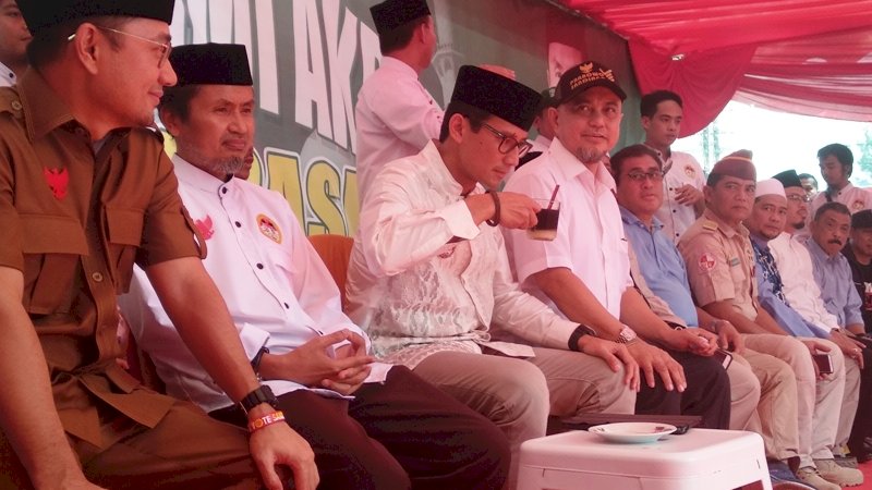 Sandiaga Uno menikmati kopi disela-sela peresmian posko Komando Ulama Pemenangan Prabowo-Sandi (Kopassandi) Sulawesi Selatan, Sabtu (26/1/2019). 