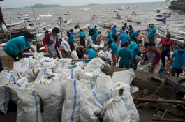 Pertamina Bersihkan Sampah Plastik di Pesisir Parepare, Bagaimana Isu Solar Tumpah?