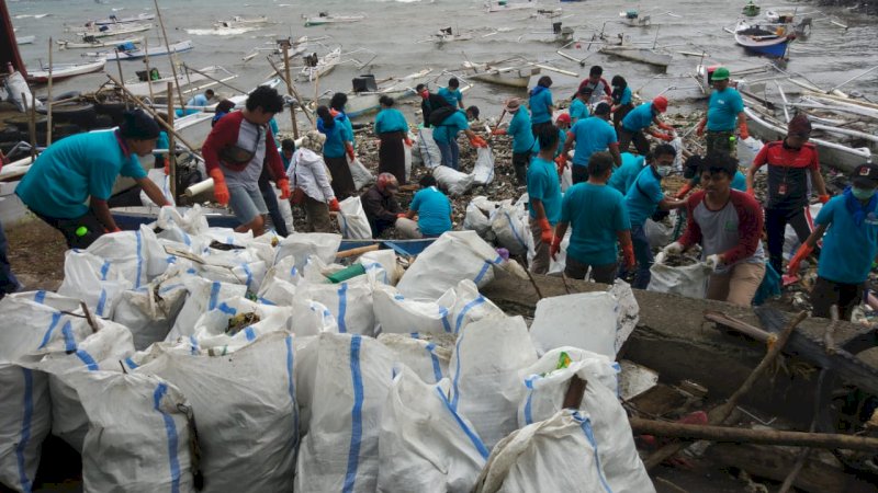 Pertamina Bersihkan Sampah Plastik di Pesisir Parepare, Bagaimana Isu Solar Tumpah?