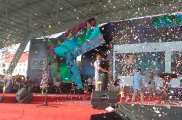 Pelukan IYL-Sandiaga Uno dan Ademnya Nissa Sabyan Hiasi Panggung Kumpul Akbar RSB