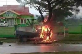 Tabrak Pohon Kenari di Barru, Pikap Topoyo Bermuatan Jeruk Terbakar