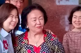 Ibu Senyum-senyum Keluar dari Gereja, Tapi Ahok dan Puput Mana Ya?