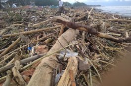 Sampah Menumpuk di Pesisir Pantai, Ratusan Perahu Nelayan Terjebak